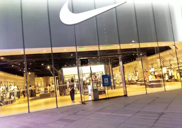 Nike Insiders Boost Holdings Amidst Challenging Year